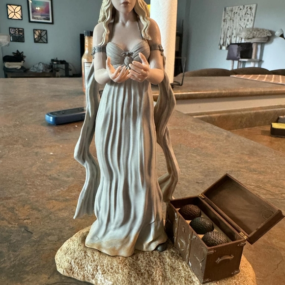 Mother of Dragons Game of Thrones HBO Figurine Daenerys Targaryen - Picture 2 of 4